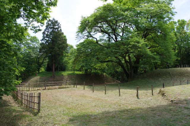 左の坂を登り土塁の上へ。