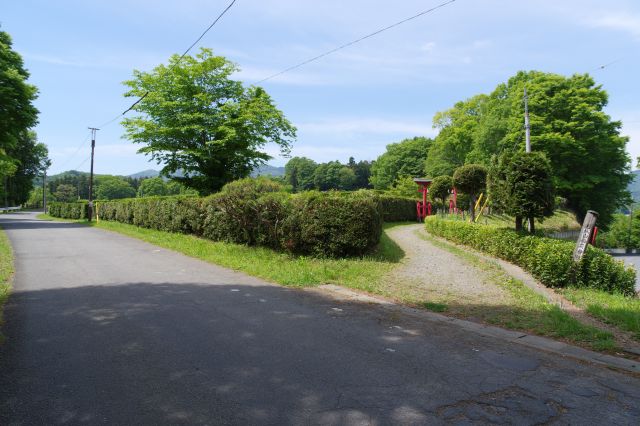 分岐して細い道が貫きます。