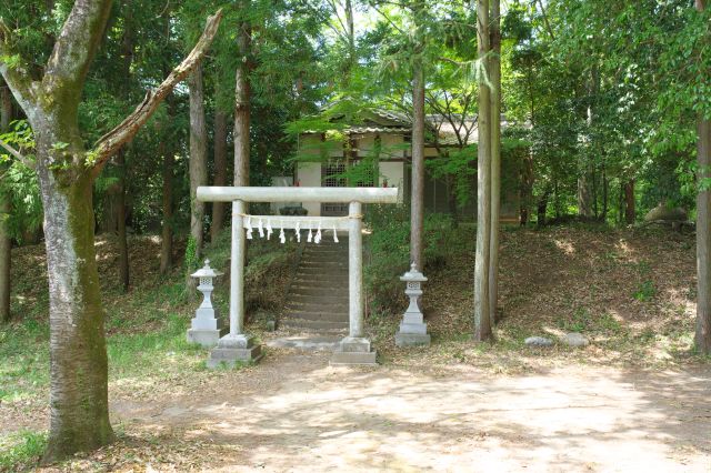 城山稲荷神社に突き当たりました。