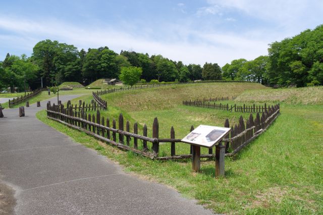 道路側へ。堀を柵が囲っています。（左はさきほどの細い道路）