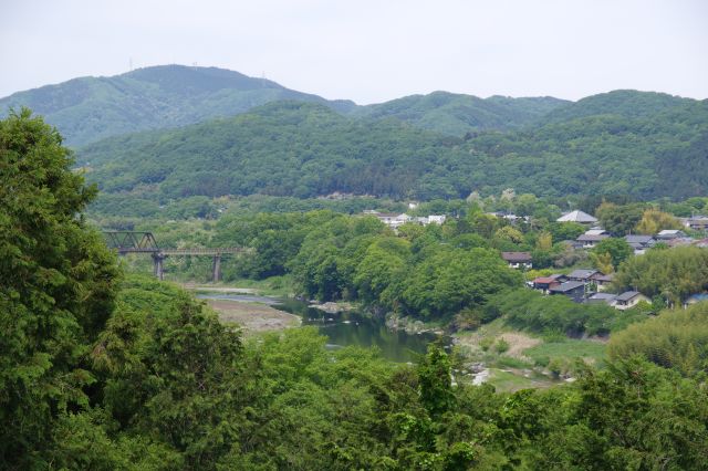 左奥にはJR八高線の鉄橋と山並。