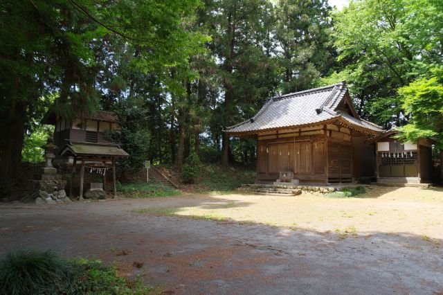 四脚門の脇から諏訪神社へ。ひっそりと佇んでいます。