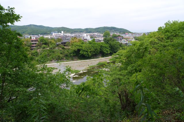 荒川や対岸の寄居の町が見えます。ここも川の音が聞こえます。