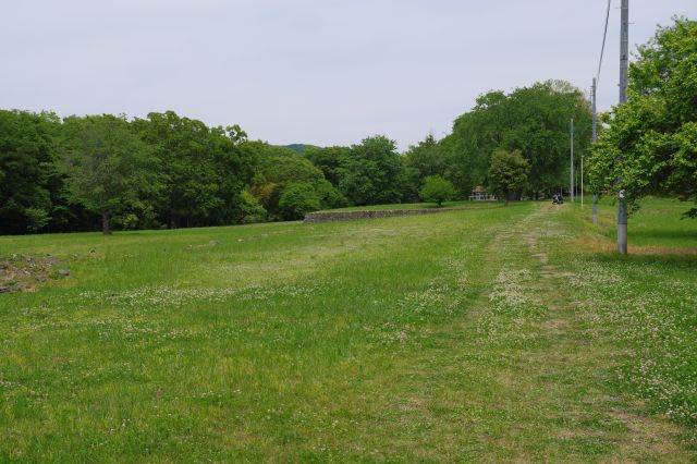 正面の広場。右側には住宅。