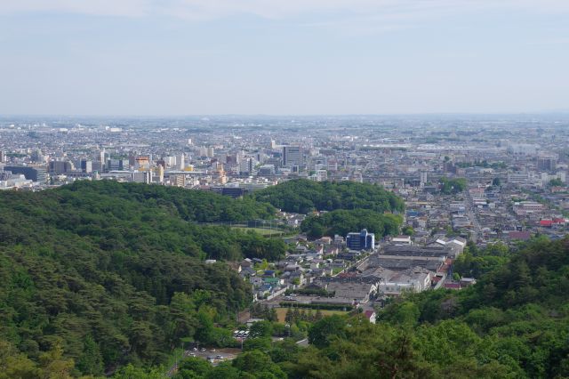 お手洗いの上の金山展望台から太田の町などの眺望が見られます。