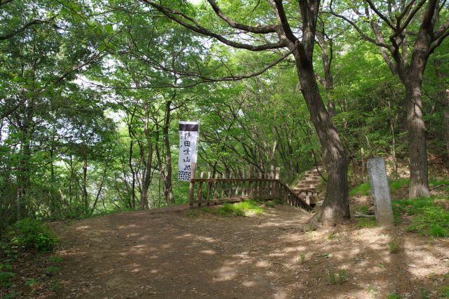 左側が崖の山道を登ります。西矢倉台西堀切の橋へ。