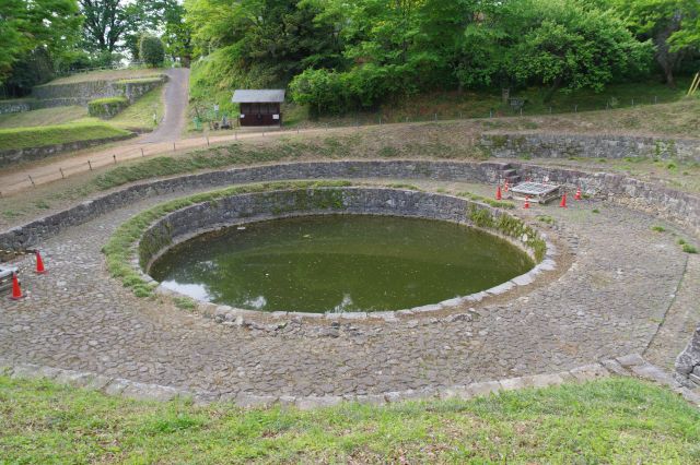 2番目の丸い池の「日ノ池」があります。