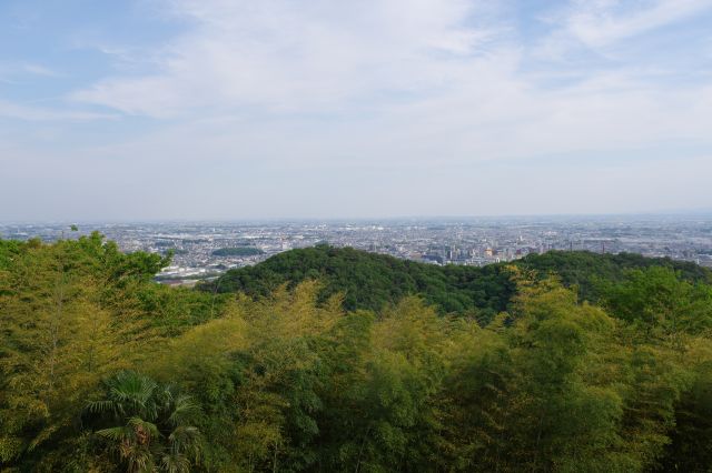 広場は眺望が良い所です。太田の町方面。少し町の音が聞こえます。
