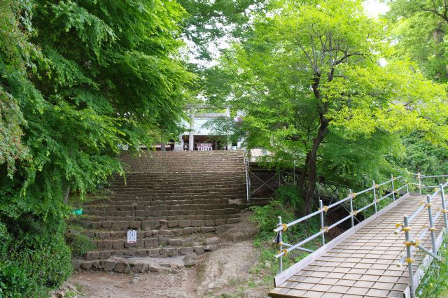 階段の上に新田神社。仮設のスロープのような坂もあります。