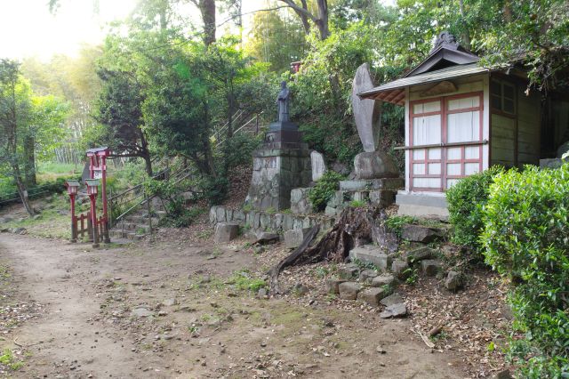 階段を下りて一段下の神社の周囲を回ります。