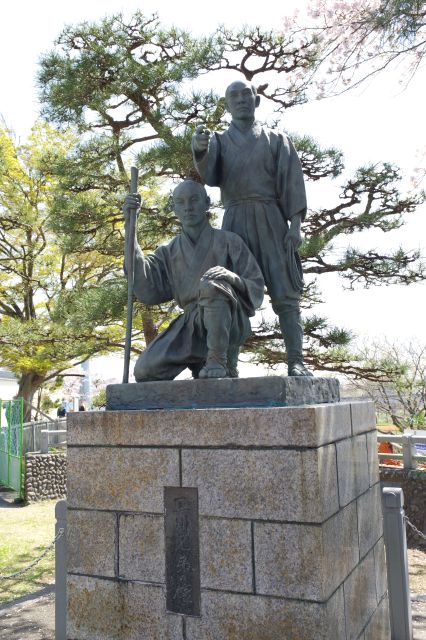 江戸時代に玉川上水を整備した玉川兄弟の像があります。
