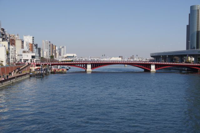隣の吾妻橋、下側の赤いアーチが見えます。