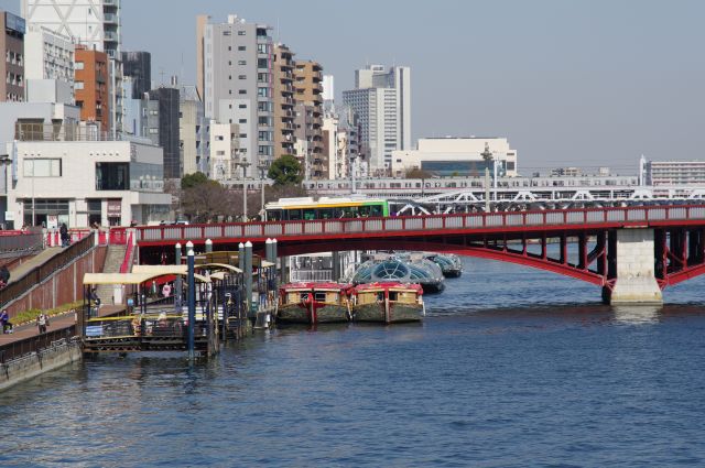 浅草駅に近く、人通りや車、電車、船等交通が盛んです。