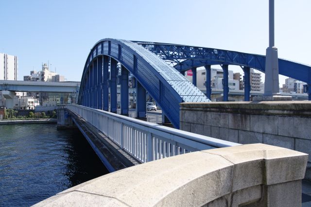 駒形橋は青いアーチ橋。