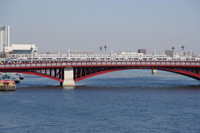 東武線の電車が橋をゆっくり渡ります。
