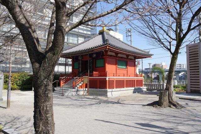 西詰めには駒形堂があります。離れていますが浅草寺に所属するお堂で、地名や橋名の由来です。