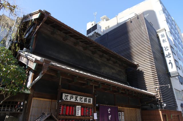 江戸時代の1801年創業の「駒形どぜう」、歴史的な建物が印象的です。
