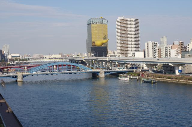 川の上流側の駒形橋と吾妻橋方面。