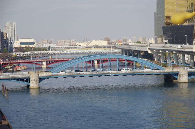 青、赤、そして東武線の白の橋が並ぶ。