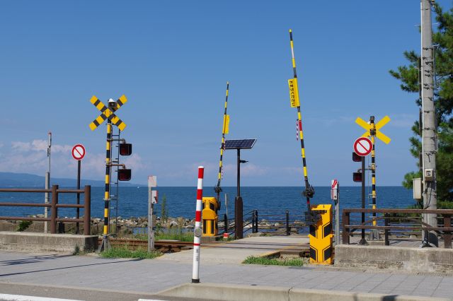 JR氷見線の踏切越しに見えるきれいな海。