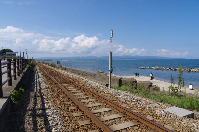 踏切から見る線路と海の景色。