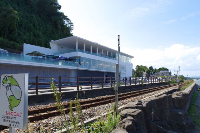 陸側には2018年にオープンした道の駅があります。