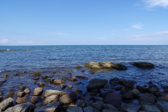 海岸の右の方へ向かうと岩が増えます。