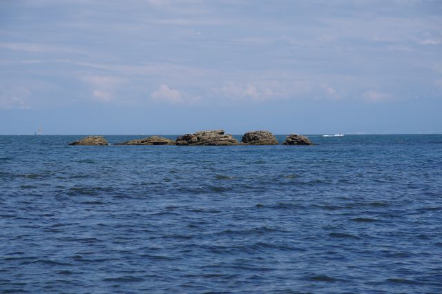 海上に浮かぶ岩が点在。