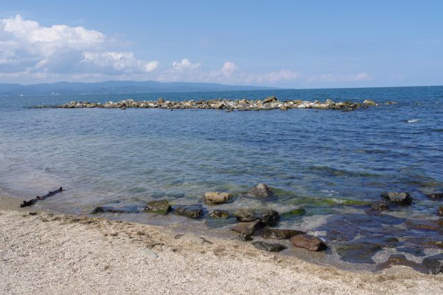 浅瀬が続く心地よい海岸です。