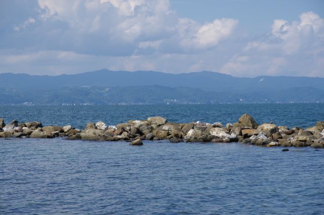 左側には能登半島の山並が連なります。