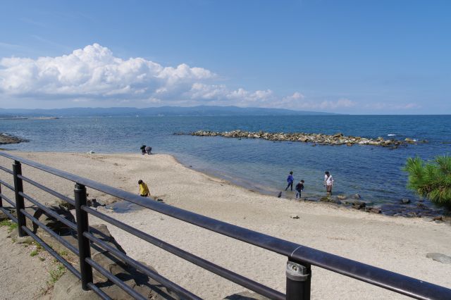 砂の浜と岩の浜がコンパクトに凝縮していました。