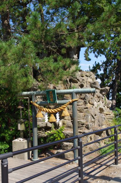 源義経が雨宿りをした伝説があり、地名の由来にもなっています。