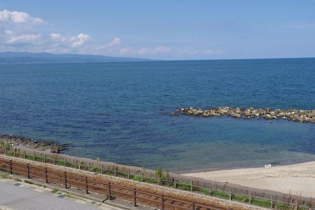 透明な綺麗な海水です。とても良い場所でした。