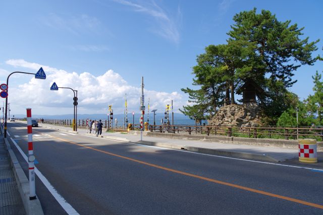 海岸沿いの途中の雨晴海岸へ。