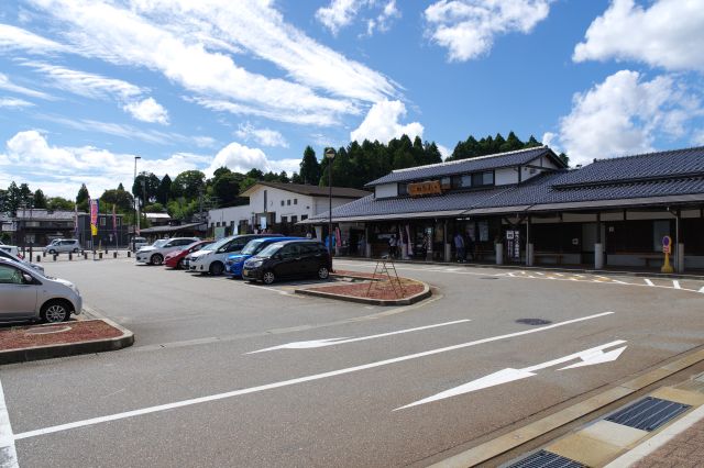 穴水駅のロータリー、道の駅と駅舎が並びます。