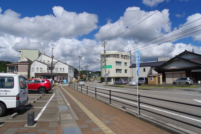 駅周辺の街並み、町の中心地にあります。