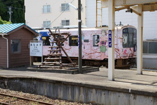 奥にはラッピング車両が止まっています。