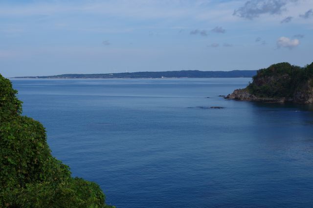 きれいな海と奥にはなだらかな陸地。