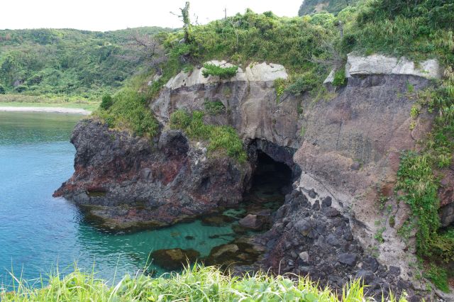 下る途中にも穴が空いたダイナミックな岩が見られました。