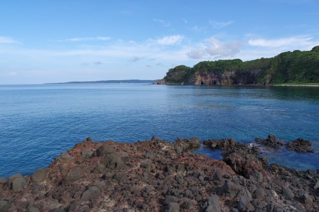 海面近くへ降りました。足元はゴツゴツした岩場。