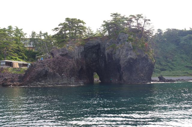 こちらが巌門、生々しい岩に穴が空いています。