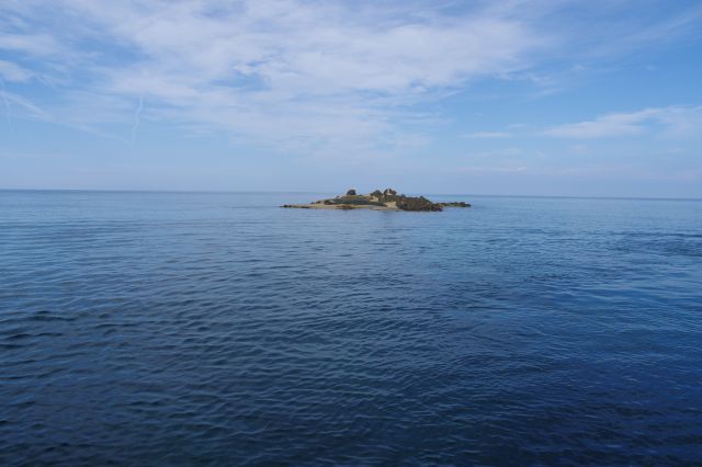 船は先を進んでいきます。広い海に平たい島がいくつか見られました。