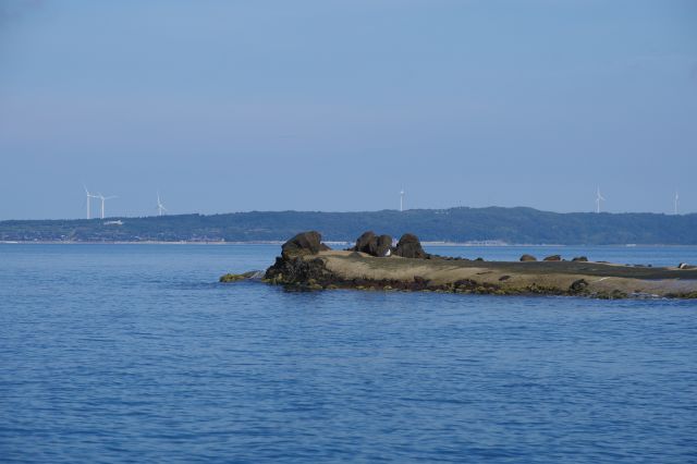 小さな島と奥の陸地の風車。