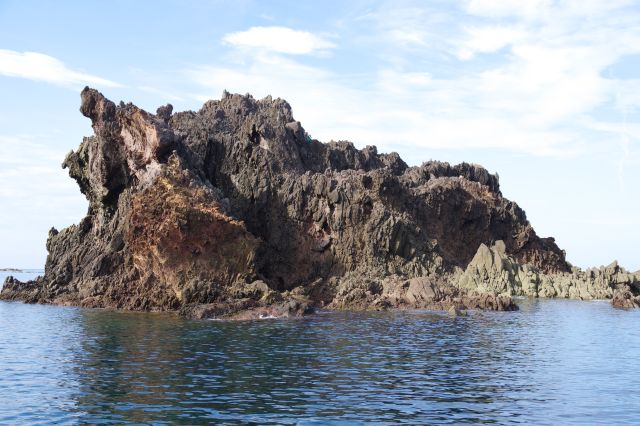 こちらは大きなダイナミックな岩島。