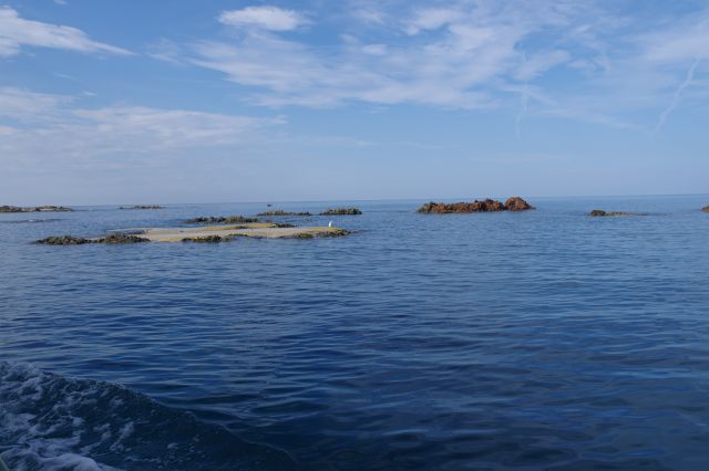 右側、広い海に点在する小さな岩島。