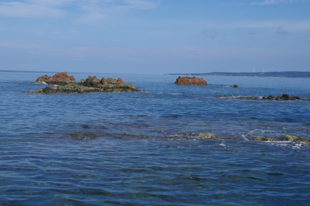 海に浮かぶ岩々。