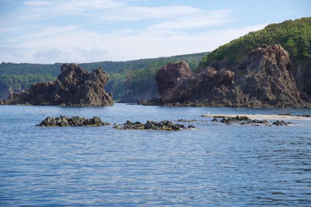 力強い形の岩島。