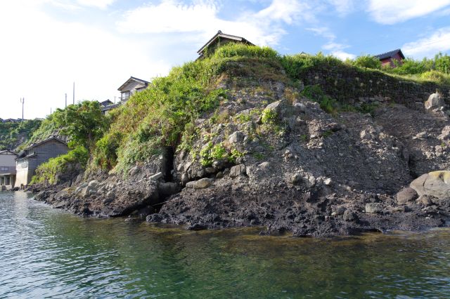 港内も岩々が見られます。