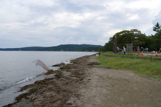 海岸の右側の様子。