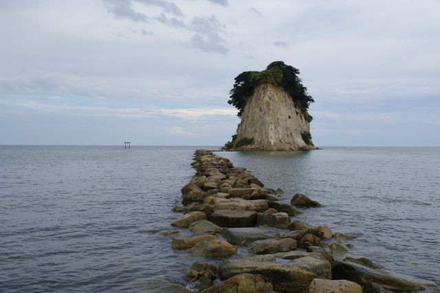 島へと続く道。